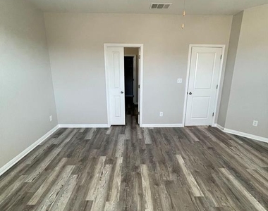 220 Mcfarland St - Photo Thumbnail 8