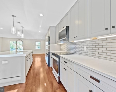 10222 Arizona Circle - Photo Thumbnail 9