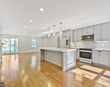 10222 Arizona Circle - Photo Thumbnail 3