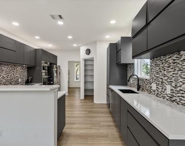 706 Hilltop Dr - Photo Thumbnail 9