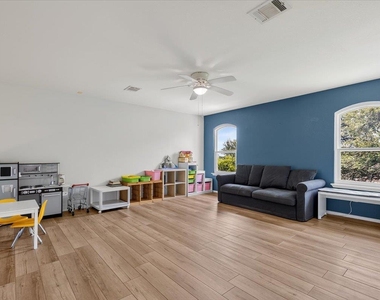 706 Hilltop Dr - Photo Thumbnail 13