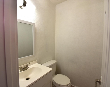 300 E Croslin St - Photo Thumbnail 4