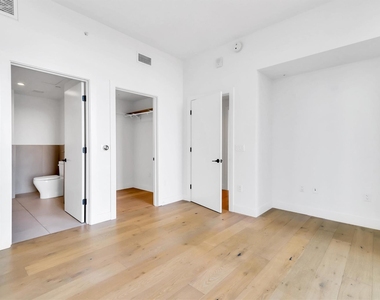 70 Rainey St - Photo Thumbnail 18