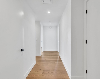 70 Rainey St - Photo Thumbnail 12