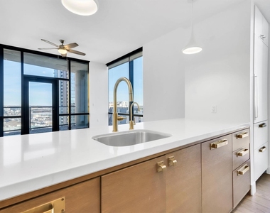 70 Rainey St - Photo Thumbnail 2