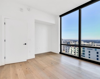 70 Rainey St - Photo Thumbnail 17