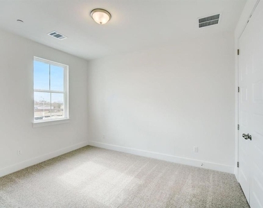 2027 Cora Ivy Ln - Photo Thumbnail 19