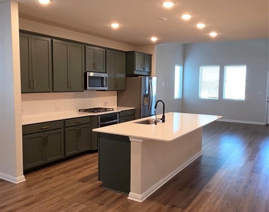 221 Travis Ln - Photo Thumbnail 11