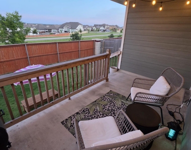 221 Travis Ln - Photo Thumbnail 3
