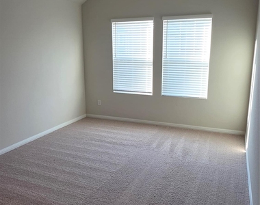 221 Travis Ln - Photo Thumbnail 19