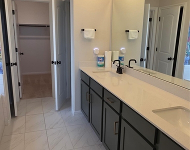 221 Travis Ln - Photo Thumbnail 16
