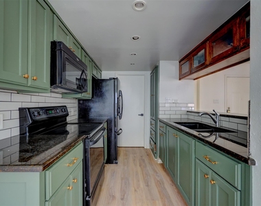 512 Eberhart Ln - Photo Thumbnail 9