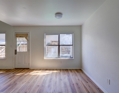 512 Eberhart Ln - Photo Thumbnail 8