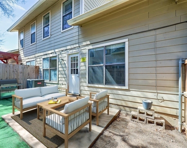 512 Eberhart Ln - Photo Thumbnail 3