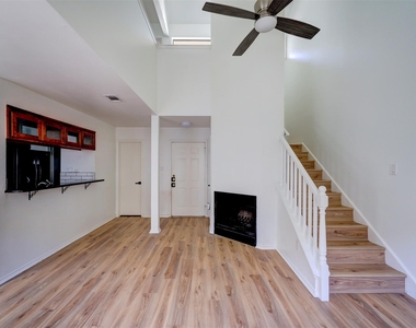 512 Eberhart Ln - Photo Thumbnail 18