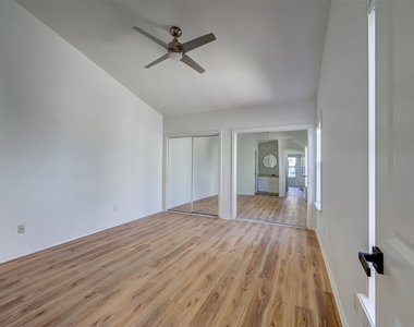 512 Eberhart Ln - Photo Thumbnail 21