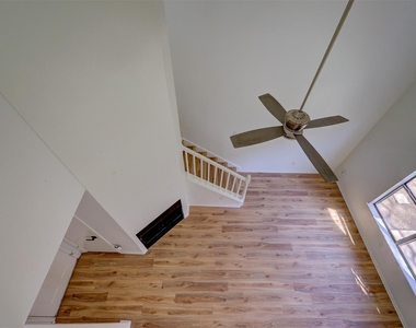 512 Eberhart Ln - Photo Thumbnail 32