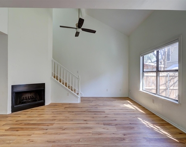 512 Eberhart Ln - Photo Thumbnail 6