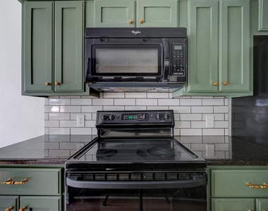 512 Eberhart Ln - Photo Thumbnail 13