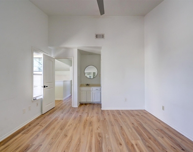 512 Eberhart Ln - Photo Thumbnail 23