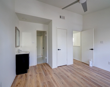 512 Eberhart Ln - Photo Thumbnail 28
