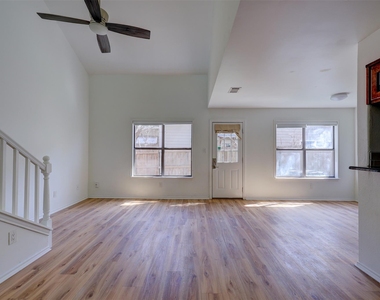 512 Eberhart Ln - Photo Thumbnail 20