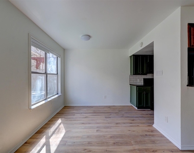 512 Eberhart Ln - Photo Thumbnail 7
