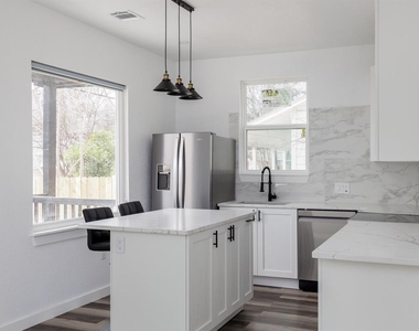2308 Santa Maria St - Photo Thumbnail 8