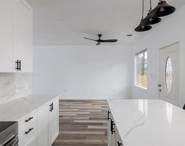 2308 Santa Maria St - Photo Thumbnail 7