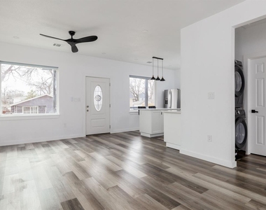 2308 Santa Maria St - Photo Thumbnail 9