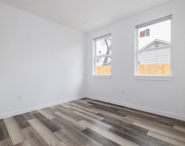 2308 Santa Maria St - Photo Thumbnail 17