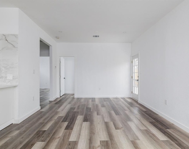 2308 Santa Maria St - Photo Thumbnail 10