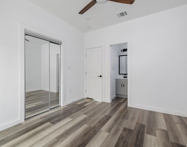 2308 Santa Maria St - Photo Thumbnail 13