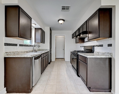 509 Greenway Dr - Photo Thumbnail 6
