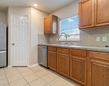 401 Spruce Dr - Photo Thumbnail 13