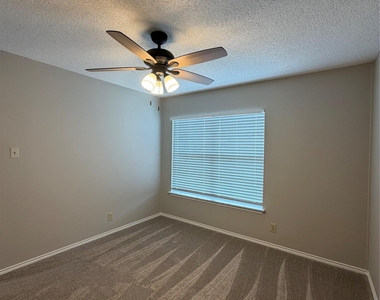 305 Stone Park - Photo Thumbnail 12