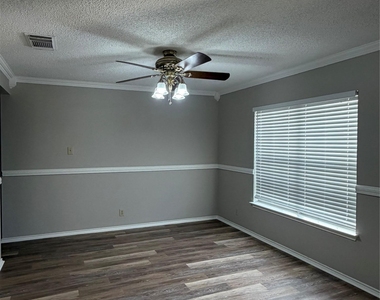 305 Stone Park - Photo Thumbnail 2