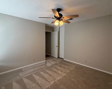 305 Stone Park - Photo Thumbnail 15