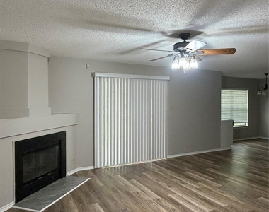 305 Stone Park - Photo Thumbnail 4