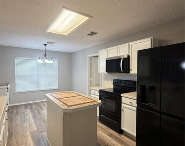 305 Stone Park - Photo Thumbnail 7