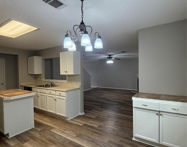 305 Stone Park - Photo Thumbnail 9