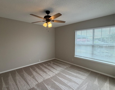 305 Stone Park - Photo Thumbnail 14