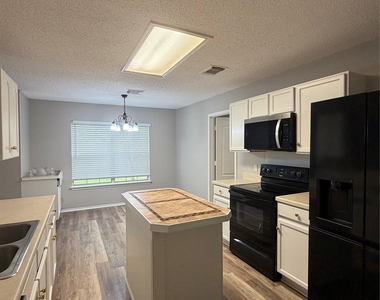 305 Stone Park - Photo Thumbnail 6