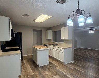 305 Stone Park - Photo Thumbnail 8