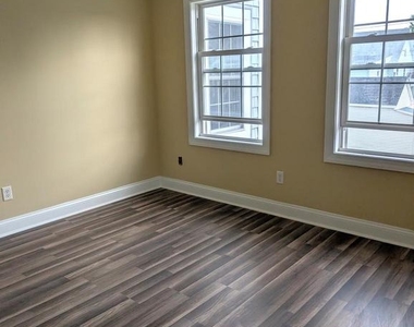 200 W Market Street - Photo Thumbnail 10