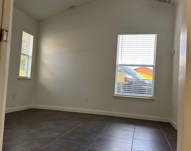 1116 Northwestern Ave - Photo Thumbnail 7