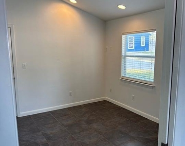 1116 Northwestern Ave - Photo Thumbnail 6