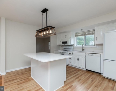 410 Woodlawn Avenue - Photo Thumbnail 7
