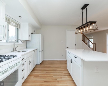 410 Woodlawn Avenue - Photo Thumbnail 11
