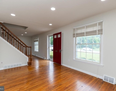 410 Woodlawn Avenue - Photo Thumbnail 5